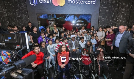 В CineMastercard «футбольный волшебник» Роналдиньо подарил радость азербайджанским детям