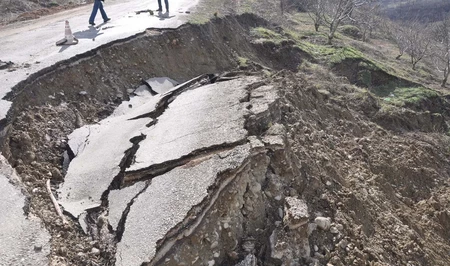 В Шамахы из-за оползней обрушилась автомобильная дорога