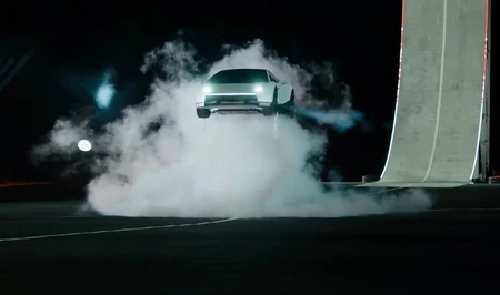 Компания Tesla представила летающий автомобиль