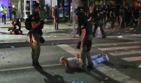 В Сербии в ходе протестов против оппозиции ранены полицейские