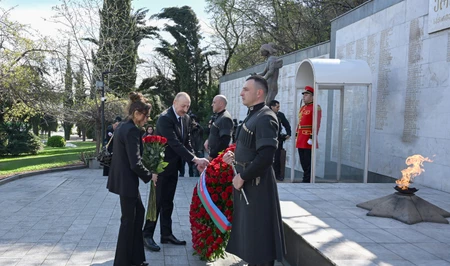 Президент Ильхам Алиев посетил Мемориал героев в Тбилиси