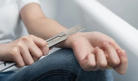 В Баку семиклассница нанесла себе травмы в здании школы