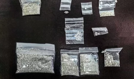 У двух пассажиров рейса Шарджа - Баку обнаружены бриллианты на 3 млн манатов