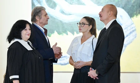 Пресс-служба президента АР показала кадры визита Ильхама Алиева на выставку Фархада Халилова