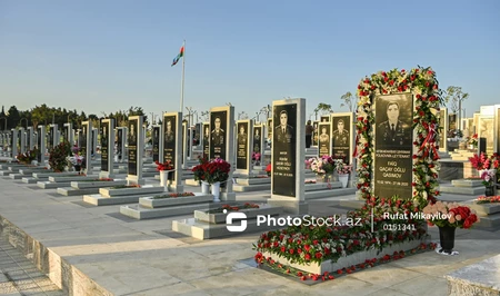 Представители общественности посещают Военное мемориальное кладбище в День памяти