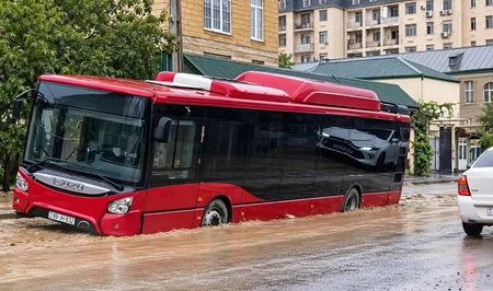 В Хырдалане пассажирский автобус провалился в образовавшуюся после дождя яму