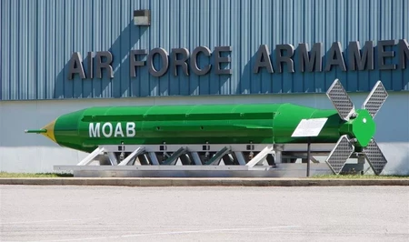 США изучают вариант применения сверхмощной бомбы MOAB для удара по Ирану