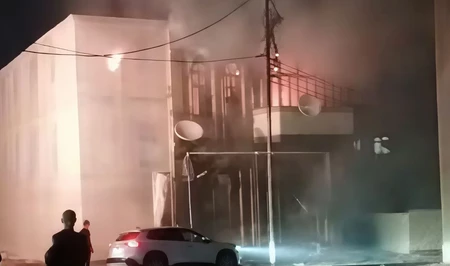 В Баку горит жилой дом рядом с мечетью Тезепир