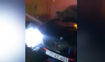 В Баку загорелся BMW