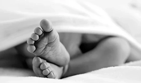 В Гёйчае погиб трехмесячный младенец, выпавший из рук матери