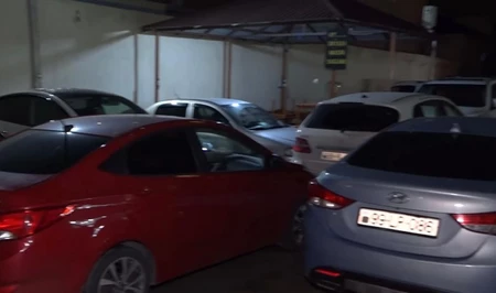 Жители дома в Ясамальском районе жалуются на платную парковку и отсутствие регистрации