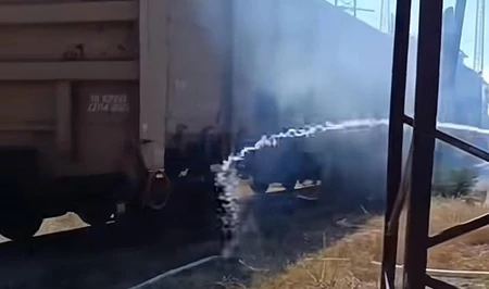 На железнодорожном вокзале Евлаха загорелся грузовой вагон