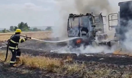 МЧС ликвидировало возгорание грузового автомобиля с 25 тоннами пшеницы в Огузском районе