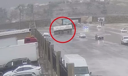 МВД Азербайджана напомнило о рисках на дорогах в дождь после двух аварий