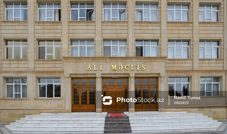 Уволенный чиновник подал в суд на Али Меджлис Нахчыванской АР