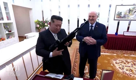 Лукашенко подарил Ким Чен Ыну белорусский автомат, а в ответ получил церемониальный меч
