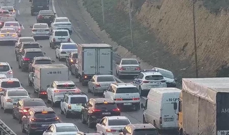 В Баку на ряде улиц и проспектов затруднено движение транспорта