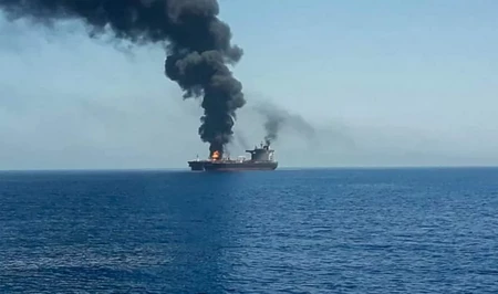 В Ормузском проливе загорелся нефтяной танкер
