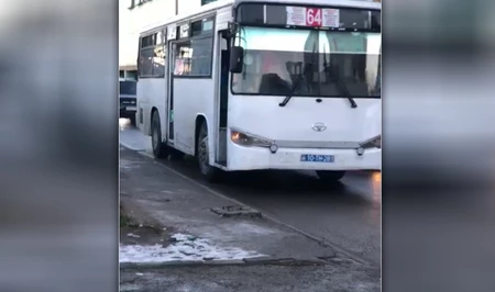 В Баку неисправный автобус оставил пассажиров на холоде