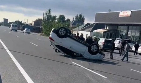 В Баку водитель, пытаясь избежать наезда на пешехода, совершил ДТП