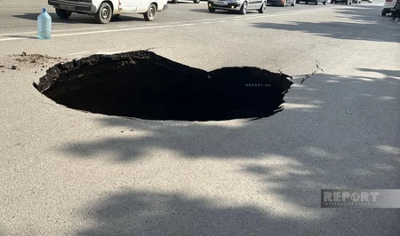 На одной из улиц Сумгайыта обрушилось дорожное покрытие