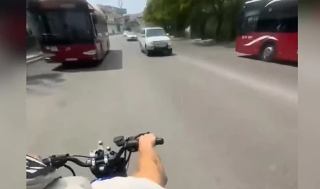 Опасный заезд по встречной полосе в Баку: полиция разыскивает мотоциклиста