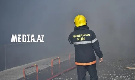В Баку произошел пожар в жилом доме