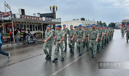 В честь Дня Вооруженных сил в Гяндже проходит торжественный марш военнослужащих