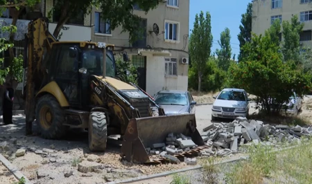 Сняли асфальт и пропали: жители Говсана уже полгода ждут завершения ремонта двора
