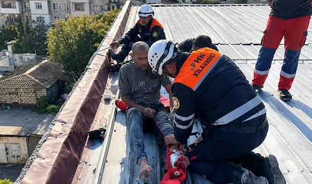 Спасатели МЧС в Сумгайыте эвакуировали с крыши получившего травмы рабочего