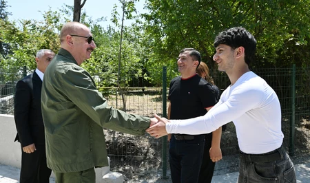 Президент побывал в ходжалинском Ханъюрду, встретился с группой переселившихся в село жителей