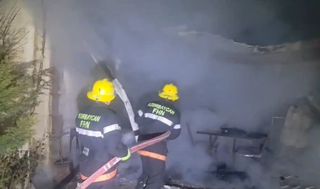 В Сумгайыте полностью сгорело вспомогательное строение на частном участке