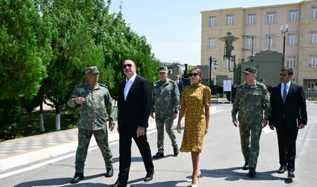 Ильхам Алиев принял участие в церемонии вручения Боевых знамен в Нахчыване