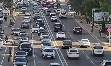 В Баку на ряде улиц и проспектов затруднено движение транспорта
