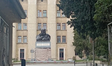 В Баку завершена реставрация бюста Джафара Джаббарлы у киностудии «Азербайджанфильм»