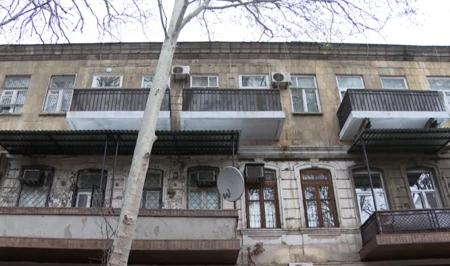 Вместо сноса — покраска фасада: в Баку жильцы ветхого здания требуют переселения