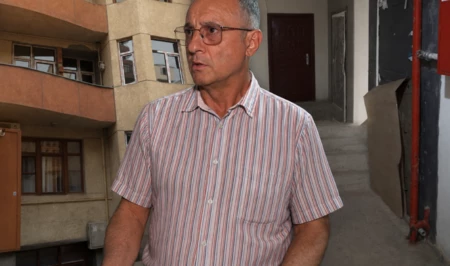 Разрушают несущие стены: в 16-этажном доме в Баку прорубили незаконные двери