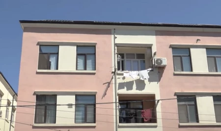 Жители столичного поселка жалуются на невозможность оформить коммунальные услуги на свое имя