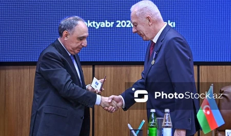 Кямран Алиев наградил генпрокурора России Александра Гуцана юбилейной медалью