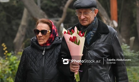 8 Марта в Баку: цветы, подарки и праздничное настроение