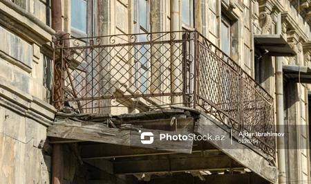 Опасность над головой: ветхие балконы Баку угрожают горожанам