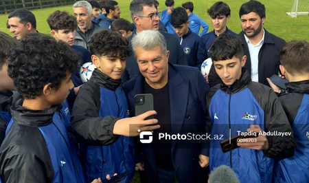 Президент ФК «Барселона» встретился с юными футболистами в Баку