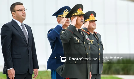 Закир Гасанов и руководство Минобороны почтили память шехидов