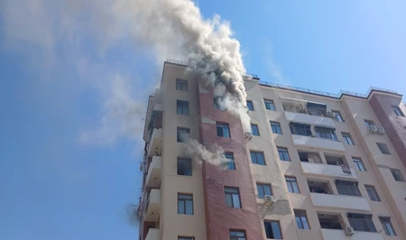 В Мингячевире произошёл пожар в здании, жильцы эвакуированы