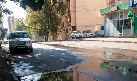 В Бинагадинском районе Баку из-за скопления воды на дорогах затруднено движение