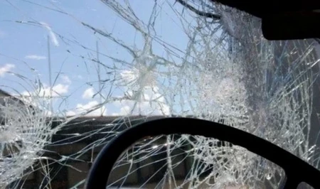 В Баку водителя спасли из деформированного после аварии автомобиля