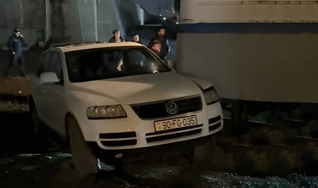 В Баку Volkswagen столкнулся с поездом