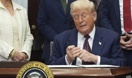Дональд Трамп подписал указы о новых таможенных барьерах