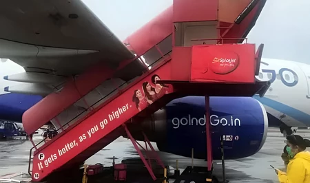 Самолет авиакомпании IndiGo столкнулся с парковочным столбом в аэропорту Индии