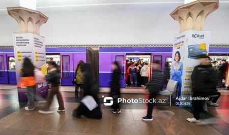 Почему в бакинском метро поезда по вечерам высаживают пассажиров на станции «Нефтчиляр»? – ЖАЛОБА